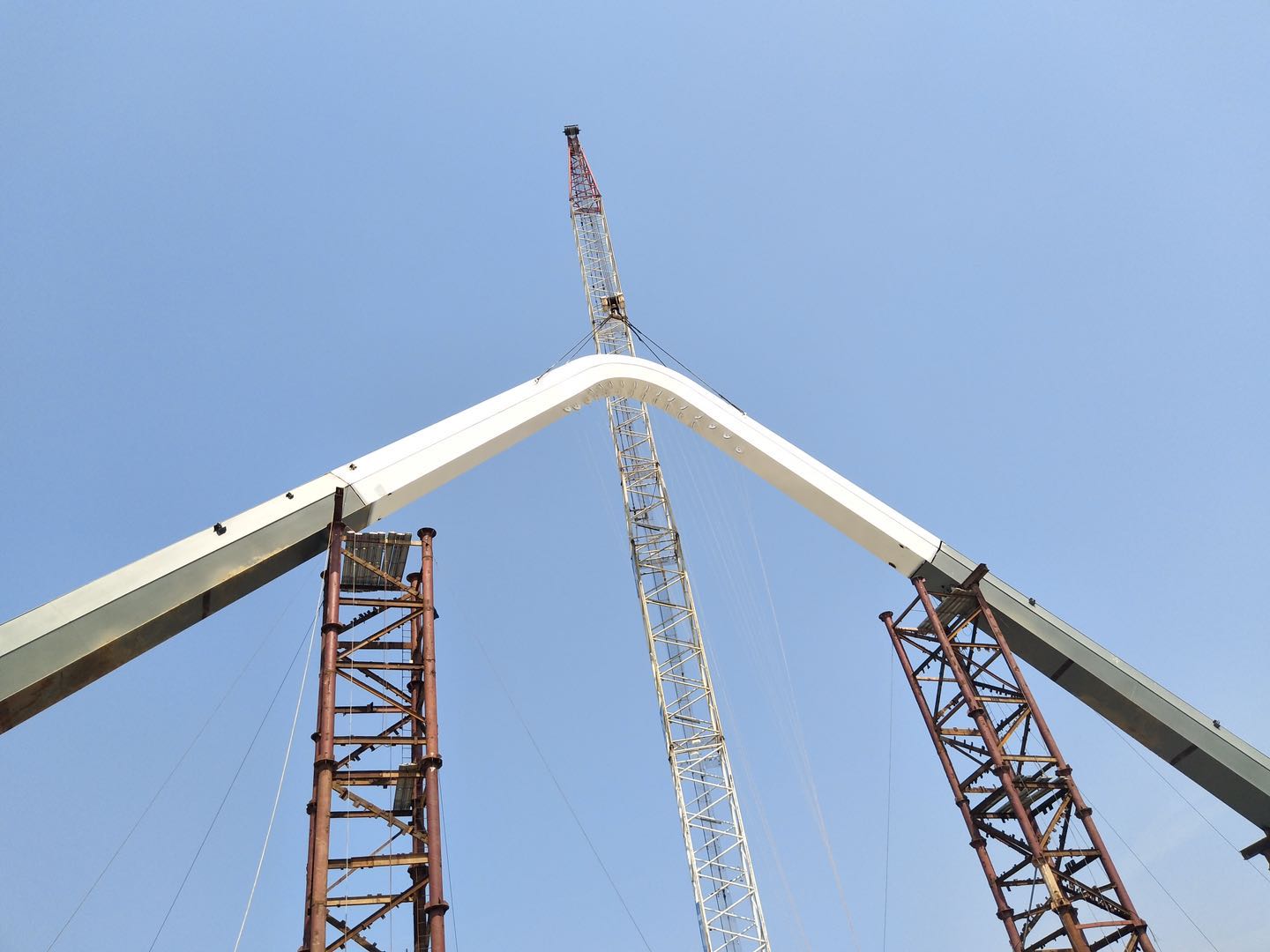 紫荊路跨龍王港河橋順利完成主拱合龍！