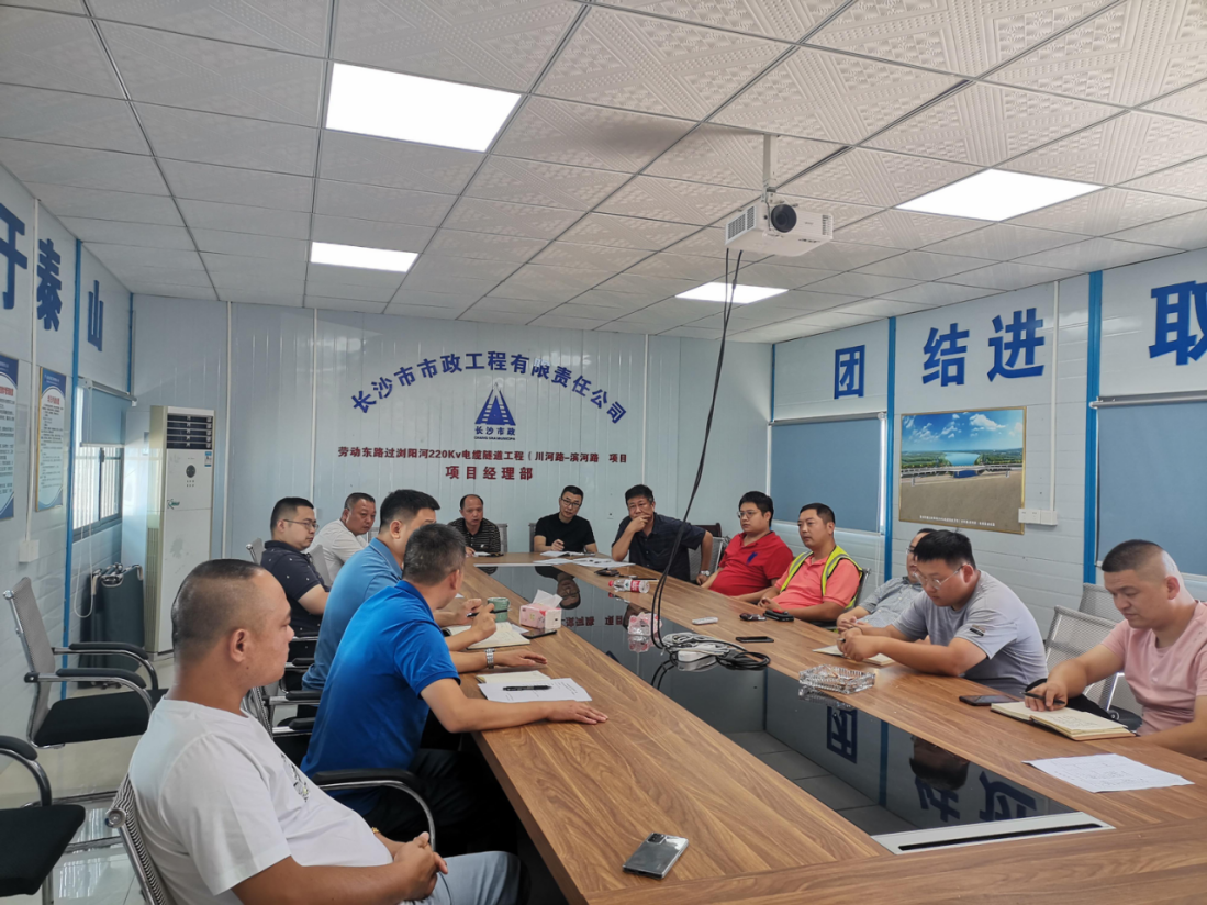 獻(xiàn)禮國慶 | 勞動?xùn)|路過瀏陽河220kV電纜隧道工程頂進(jìn)設(shè)備順利完成吊裝！